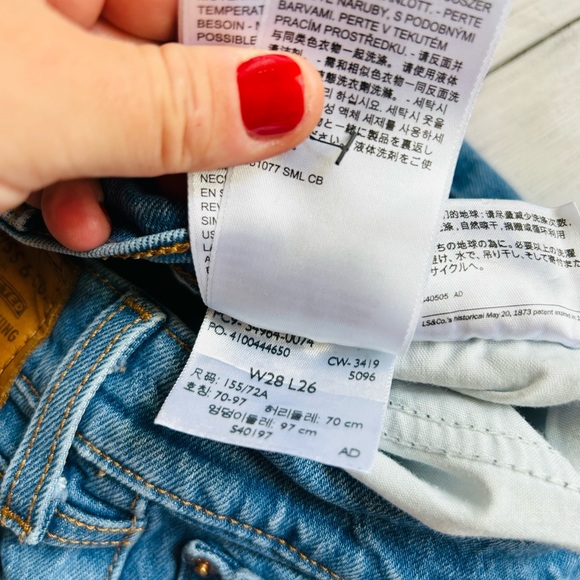 Levi’s Women’s High Rise Wedgie Straight Button Fly Jeans Size 28/26 - Picture 5 of 11